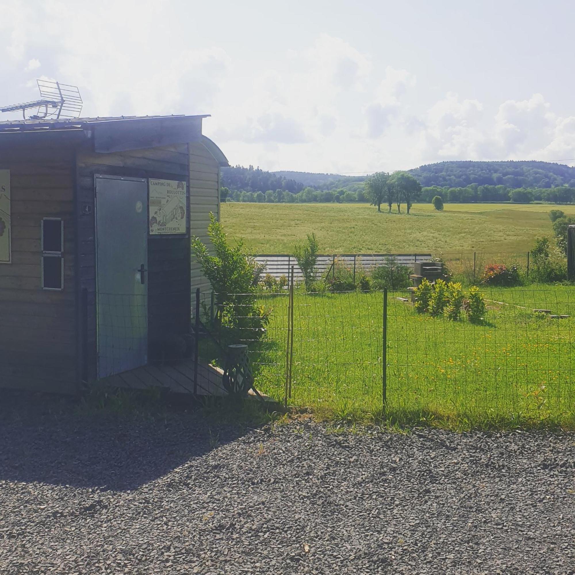 Logement Insolite Au Coeur De L'Auvergne Rochefort-Montagne Exterior photo